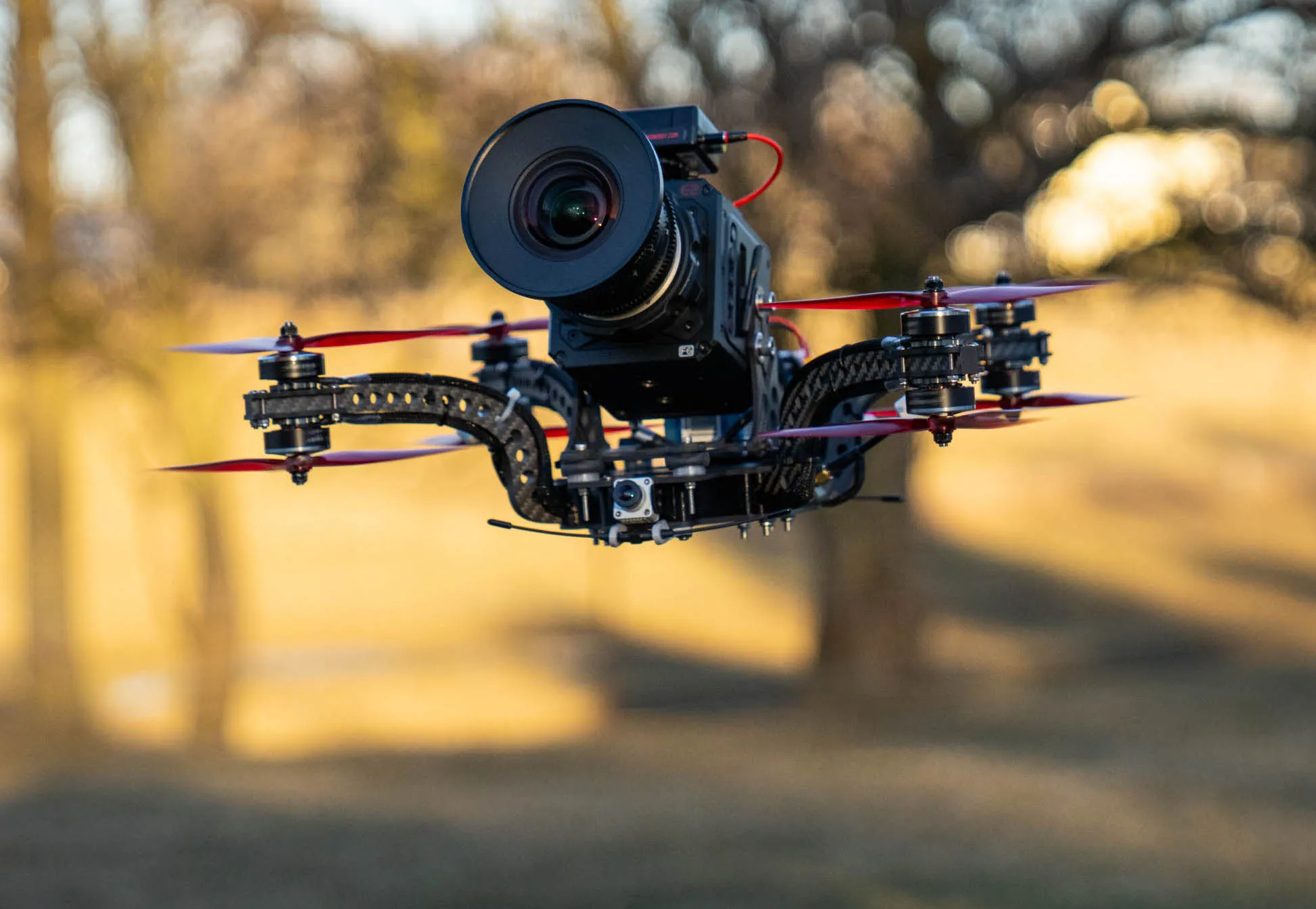 Dron FPV con cámara de cine en pleno vuelo