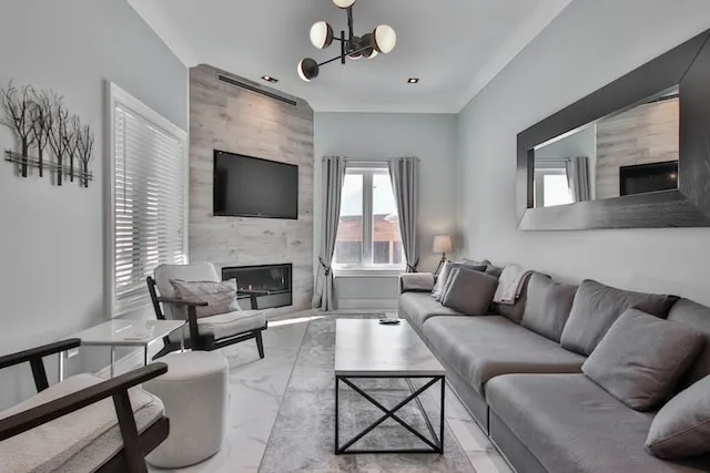 Salón de una vivienda moderna, el tipo de espacio que recorre un tour FPV de interiores