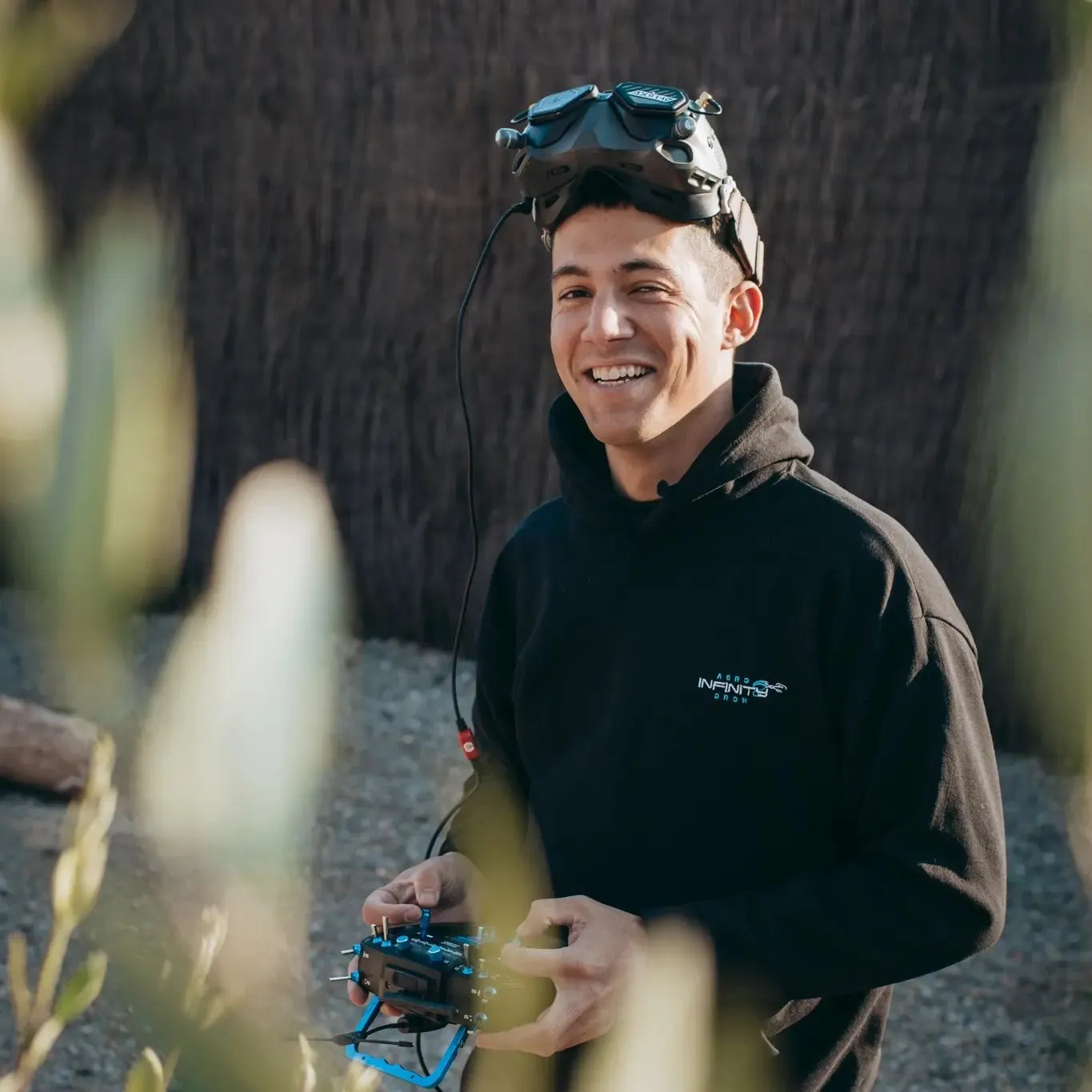 Eduardo Ramón, piloto de Aero Infinity Dron, con las gafas FPV y la emisora de un dron de carreras