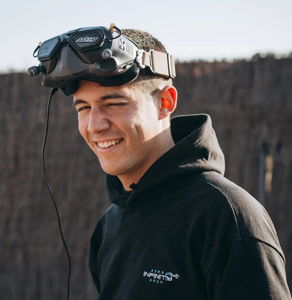 Retrato de Eduardo Ramón con gafas FPV en la cabeza
