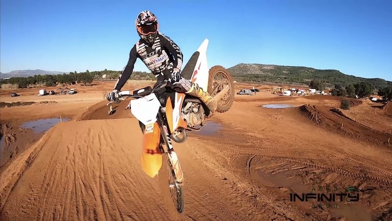 Piloto de motocross en pleno salto en Red Sand MX Park, grabado con dron FPV
